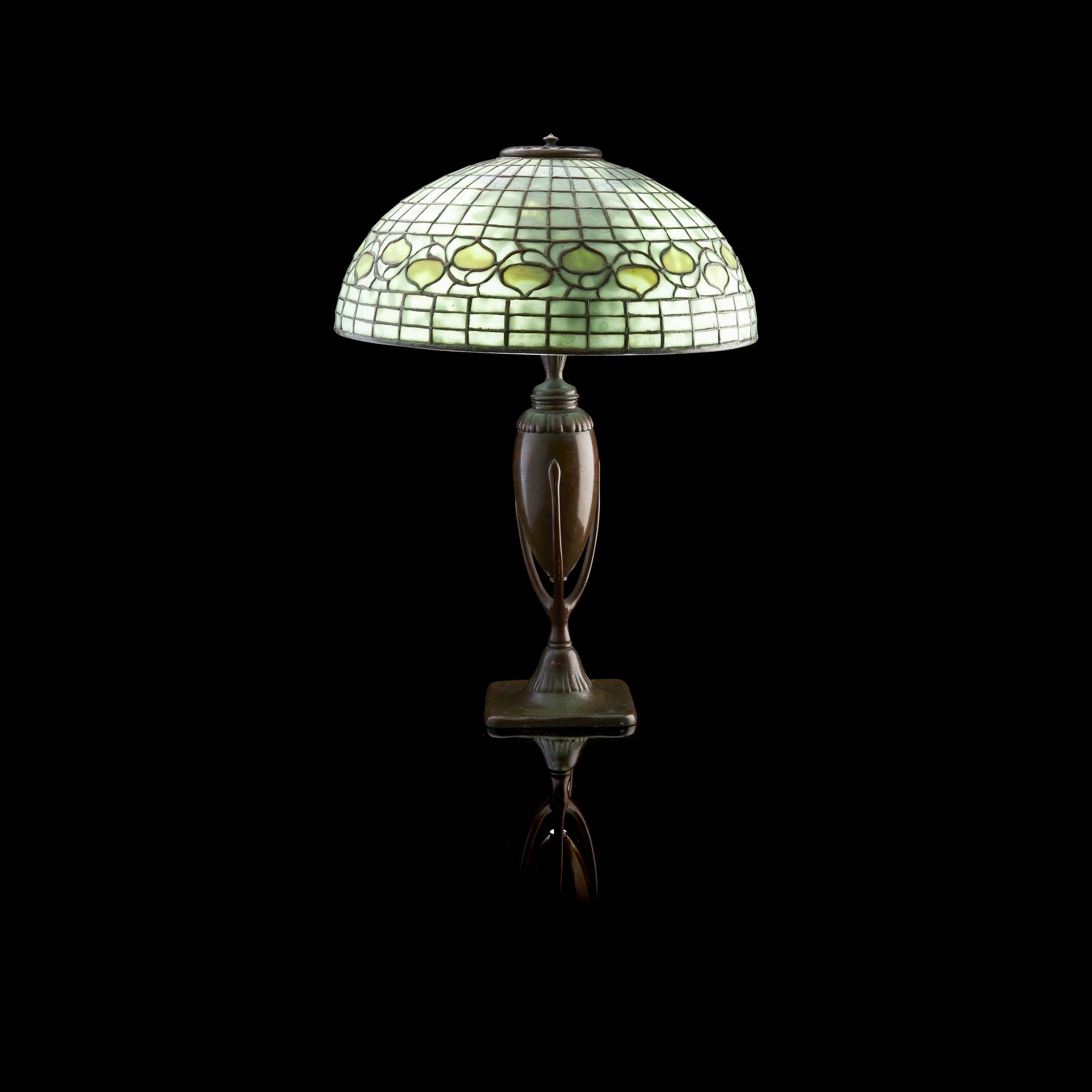 TIFFANY STUDIOS, NEW YORK TABLE LAMP, CIRCA 1900 bronzo patinato, con paralume i&hellip;