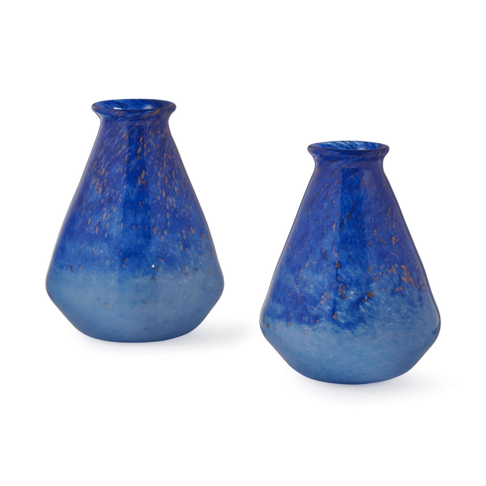 JOHN MONCRIEFF LTD., PERTH PAIR OF ‘MONART’ VASES, 1930S verre bleu avec inclusi&hellip;
