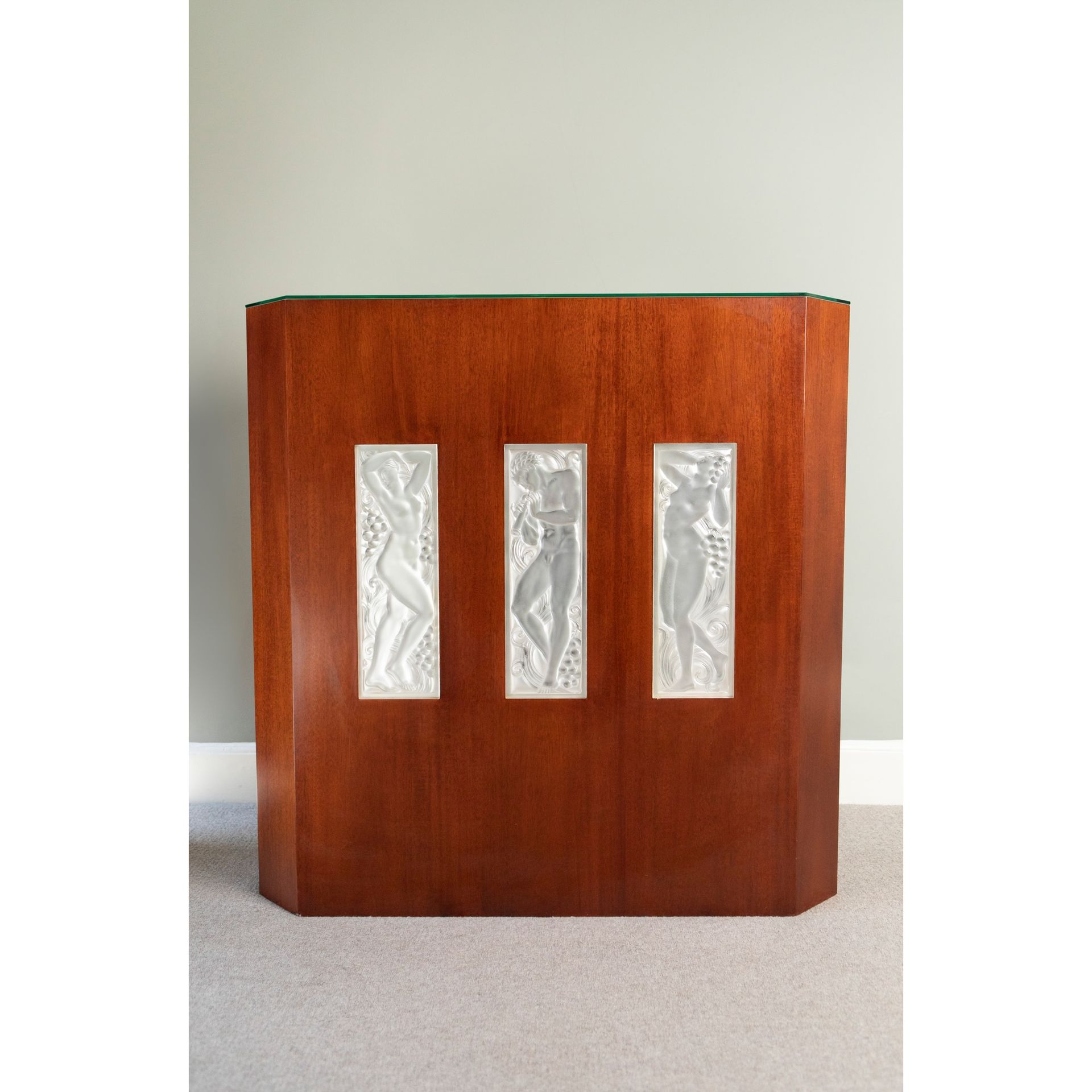 Lalique ATLANTIC BAR, NO. 0012100 设计 1998年 桃花心木饰面，嵌入玻璃面板，玻璃顶面（尺寸。110厘米（43 1/4英寸）&hellip;