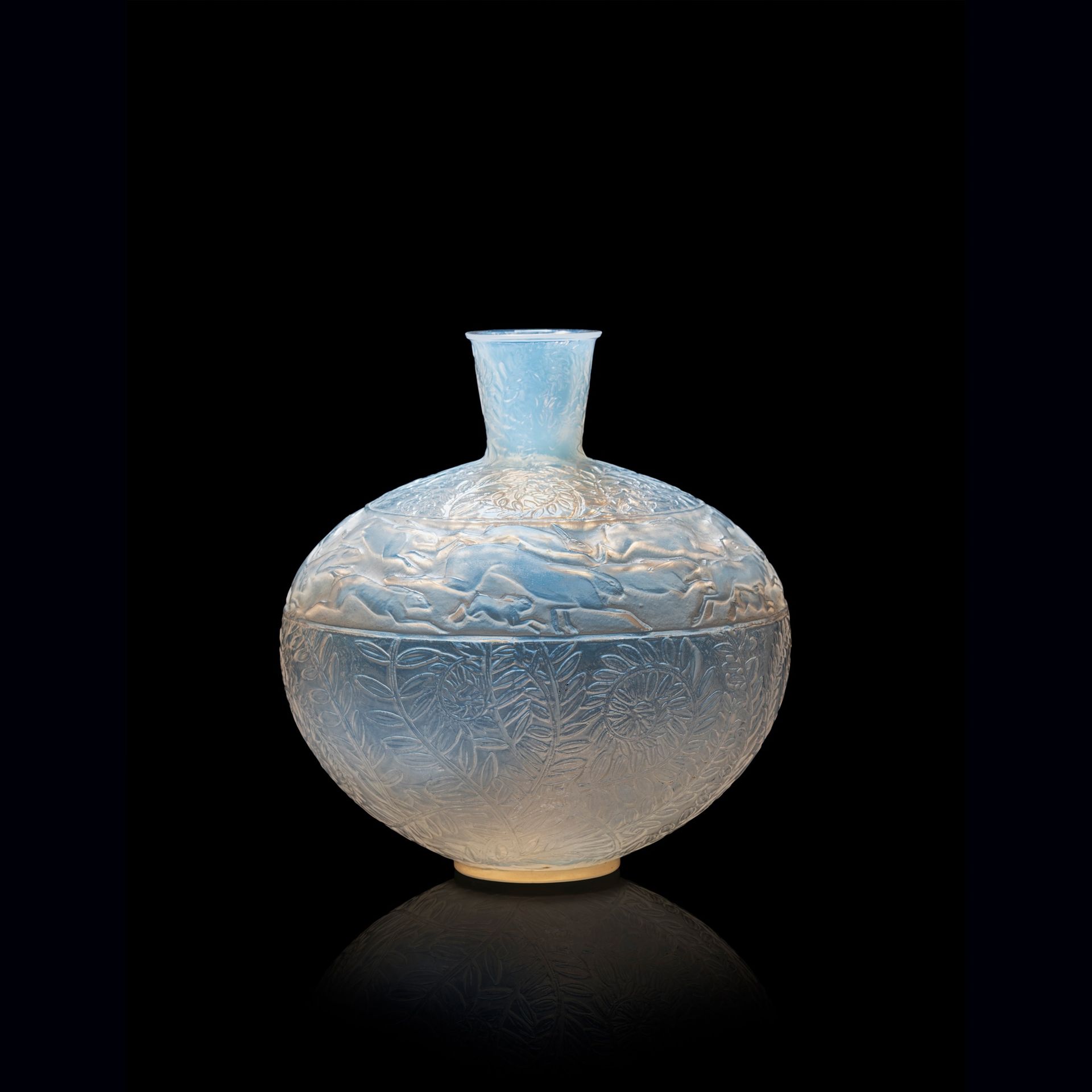 René Lalique (French 1860-1945) Lievres Vase, No. 942 conçu 1923 opalescent inta&hellip;