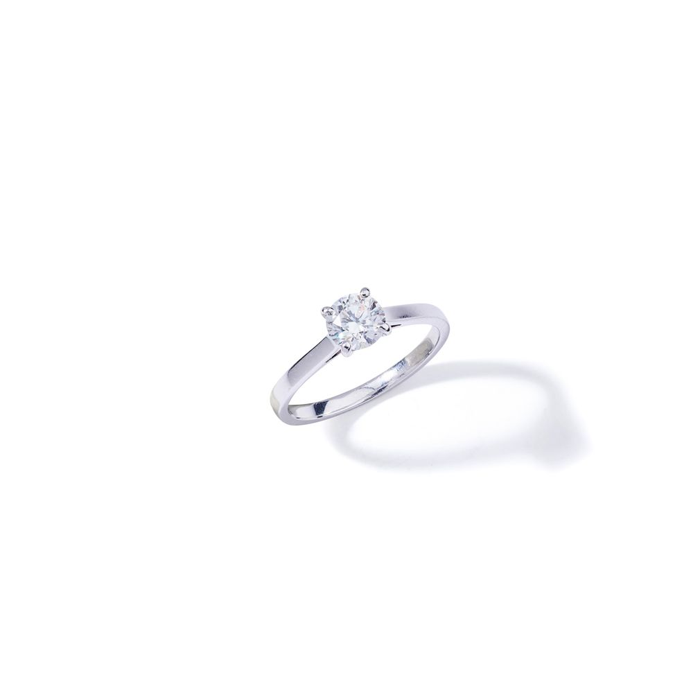 A diamond single-stone ring 这颗明亮式切割的钻石，重0.78克拉，装在一个四爪的18ct白金支架上，有英国印记 伴随着一份GIA钻石&hellip;