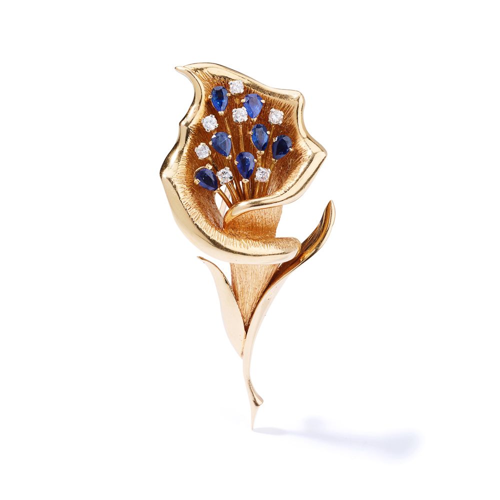 A sapphire and diamond brooch, circa 1961 花型，梨形蓝宝石和明亮式切割钻石花蕊，在抛光和纹理的18ct金花瓣周围，法国&hellip;