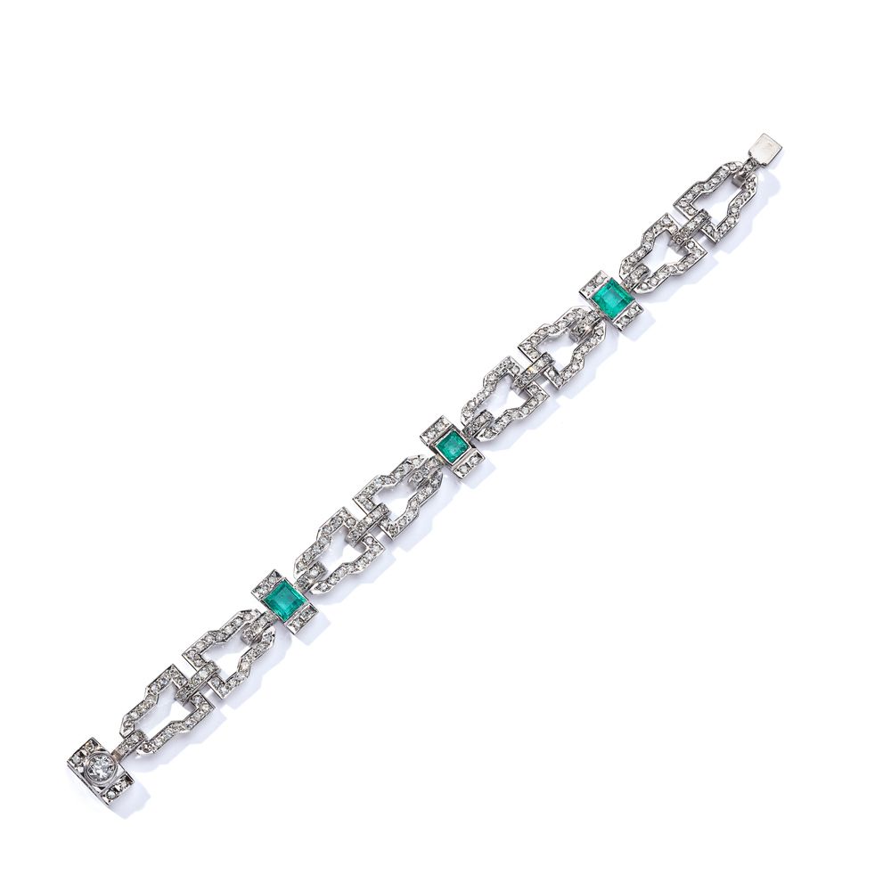 An emerald and diamond bracelet 镶有三颗方形切割的祖母绿，在单切割钻石的边框之间，在整个几何设计的镂空链节上镶嵌着单切割钻石 随&hellip;