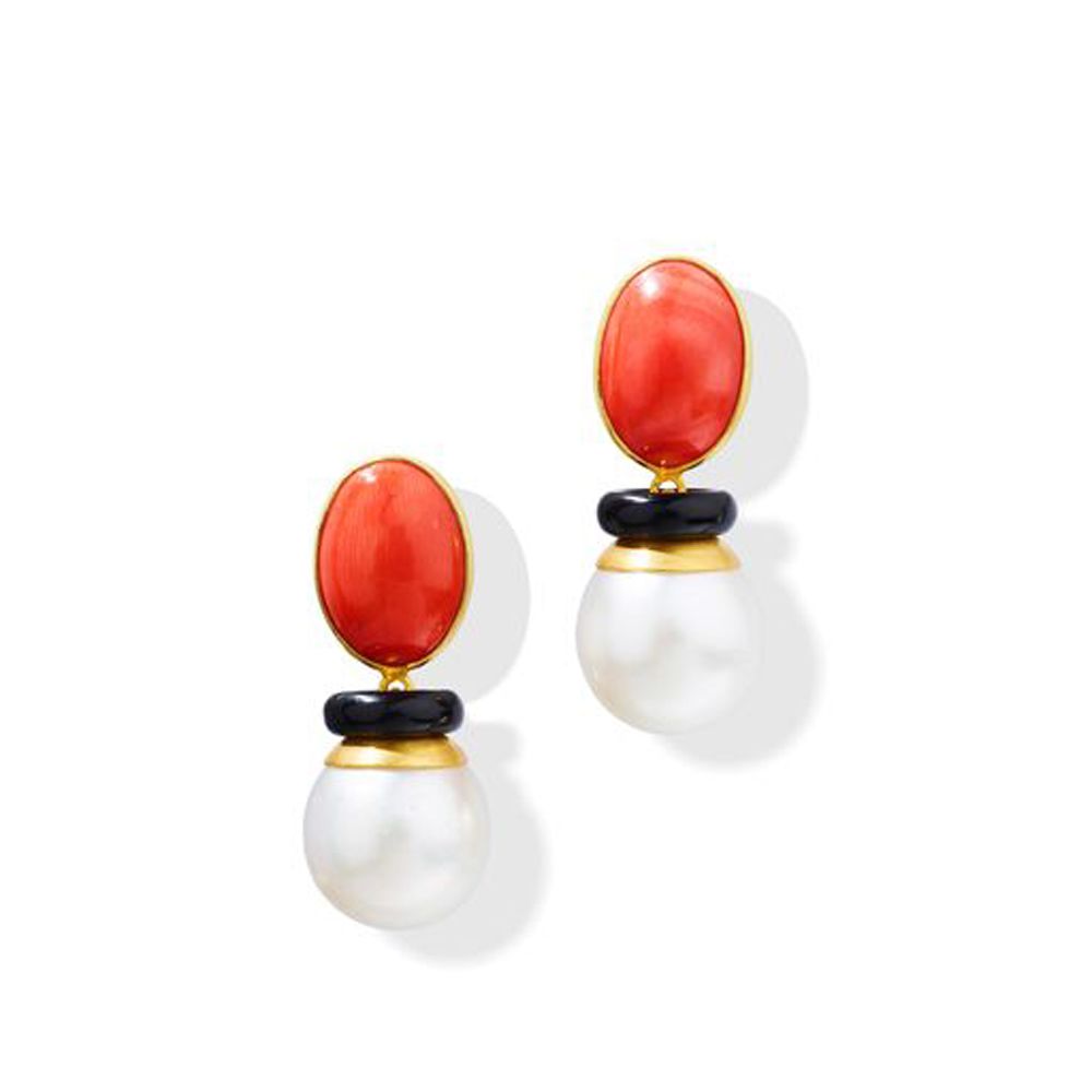 A pair of coral, onyx and cultured pearl earrings 每个夹头镶嵌的椭圆形凸圆形珊瑚，悬挂着一颗13.6毫米的养殖&hellip;