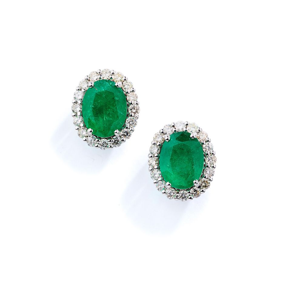 A pair of emerald and diamond cluster earrings Cada esmeralda de talla ovalada d&hellip;