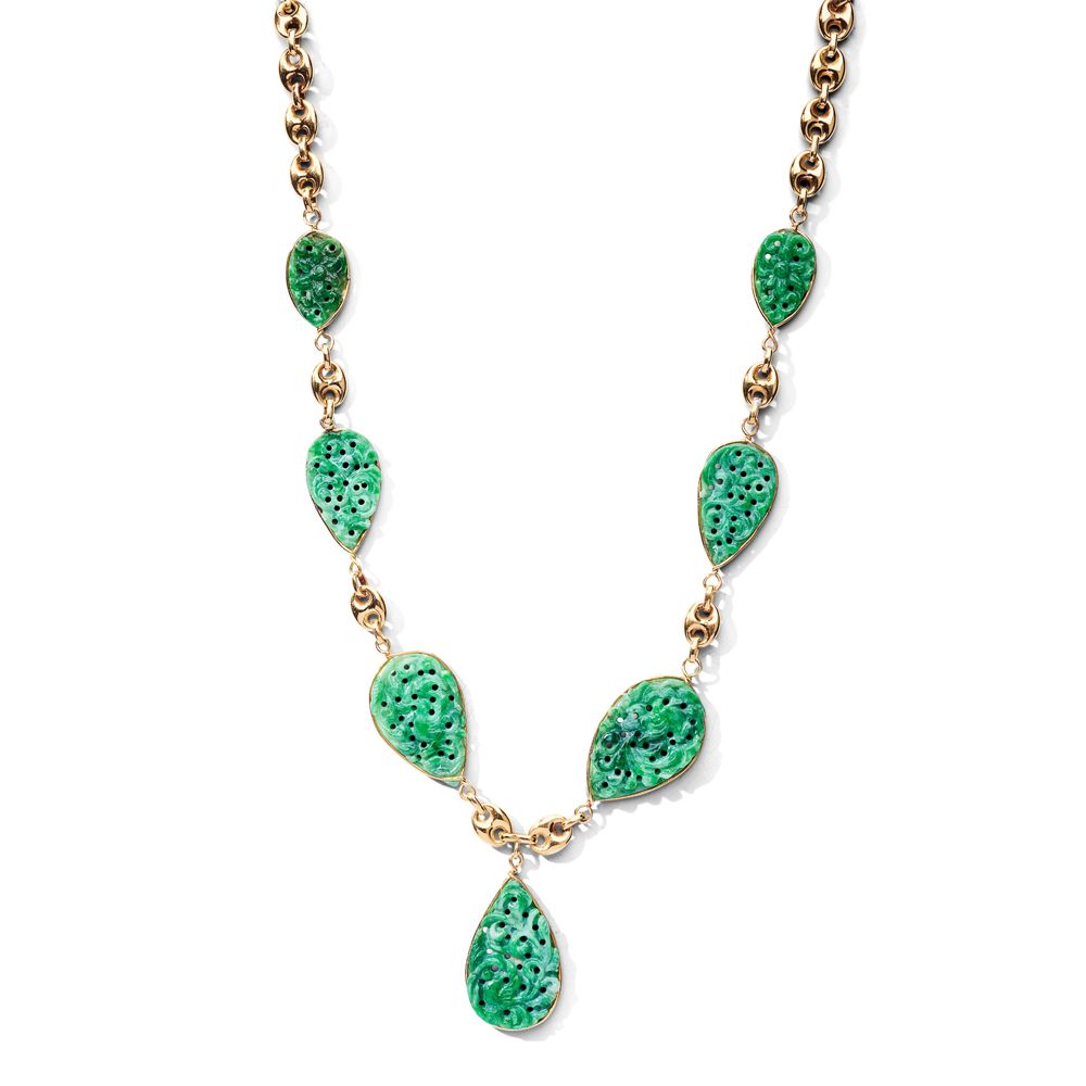A jadeite jade necklace Die birnenförmige, geschnitzte Jade-Plakette in einem Dr&hellip;