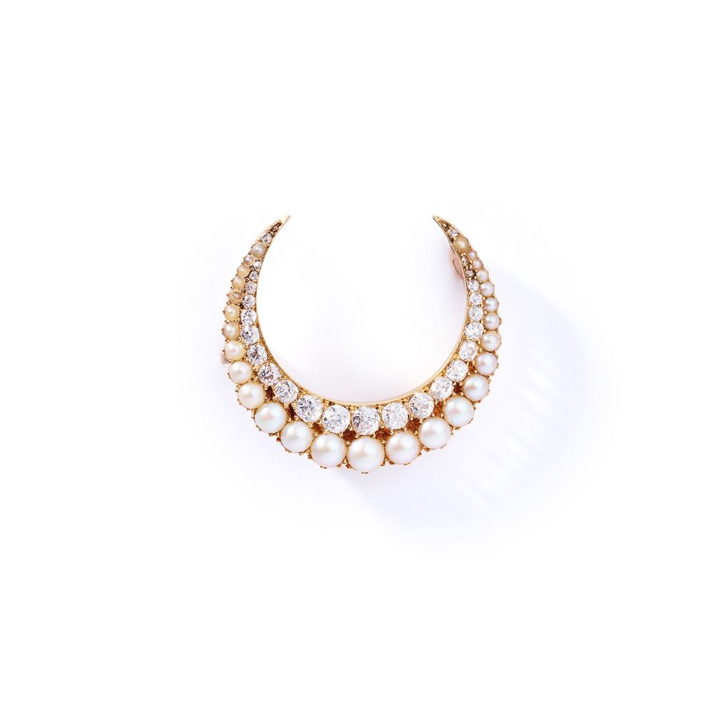 A split pearl and diamond crescent brooch, circa 1900 镶嵌着一排渐变的分叉珍珠，旁边是渐变的老式明亮型和玫&hellip;