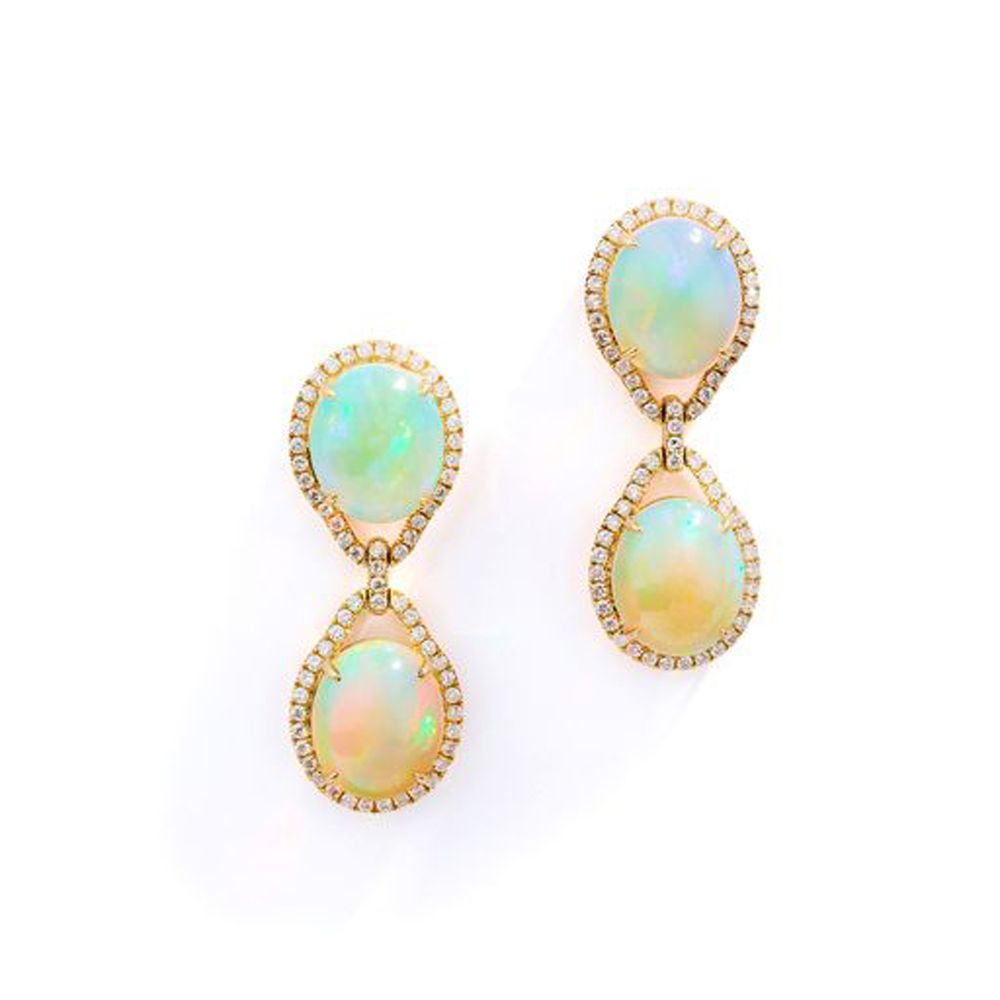 A pair of opal and diamond earrings Chacune d'elles est sertie d'opales cabochon&hellip;