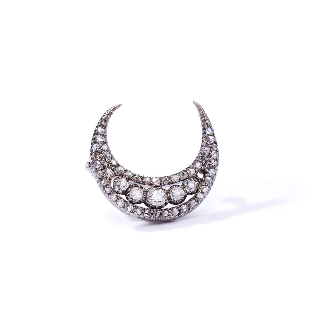 A late 19th century diamond crescent brooch, circa 1880 La línea central de cinc&hellip;