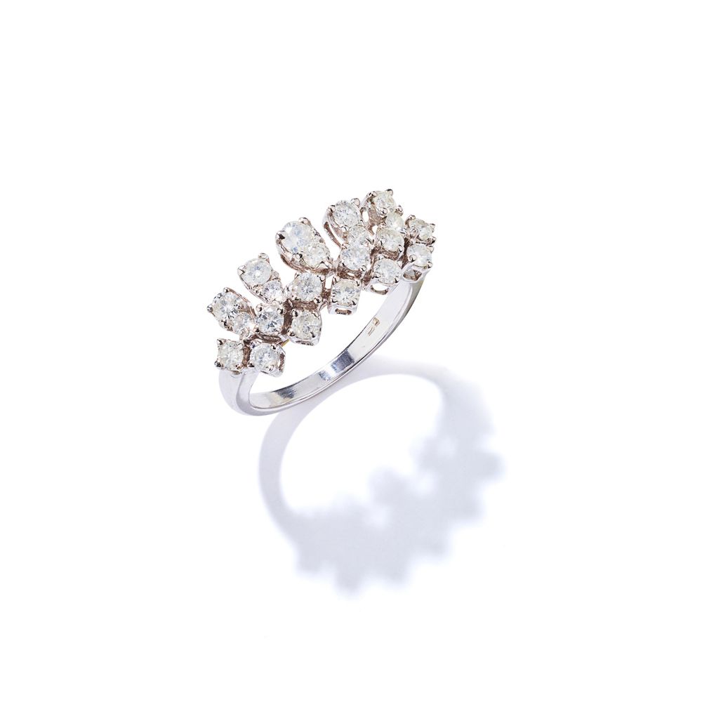 A diamond ring Conçu comme deux rangées de diamants taille brillant bordées par &hellip;
