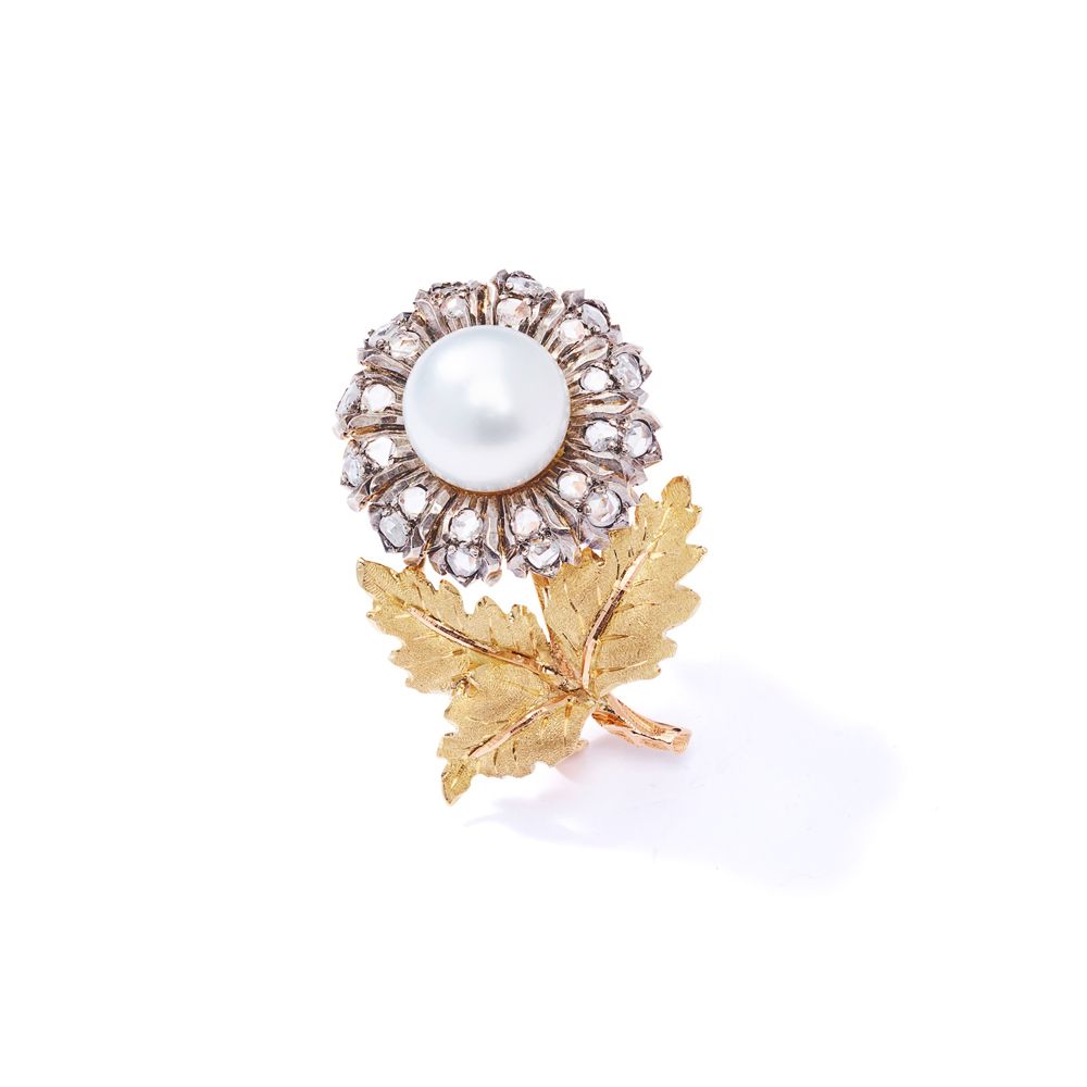 Buccellati: A cultured pearl and diamond brooch 模仿一朵花，10.4毫米的养殖珍珠在玫瑰式切割钻石花瓣的环绕下，&hellip;