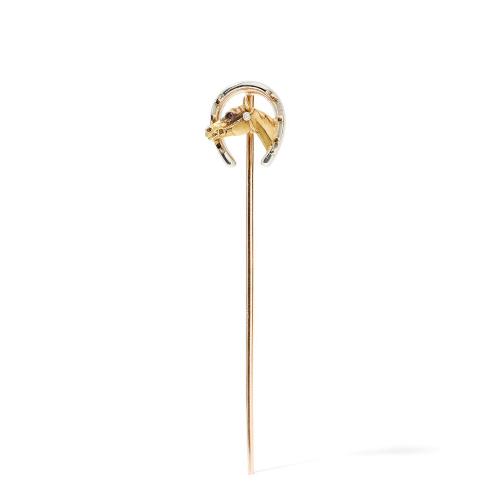 Paul Robin: A gem-set stickpin, circa 1900 模仿马蹄形框架内的马头，以明亮式切割钻石和圆形切割红宝石眼睛为点缀，法国化&hellip;