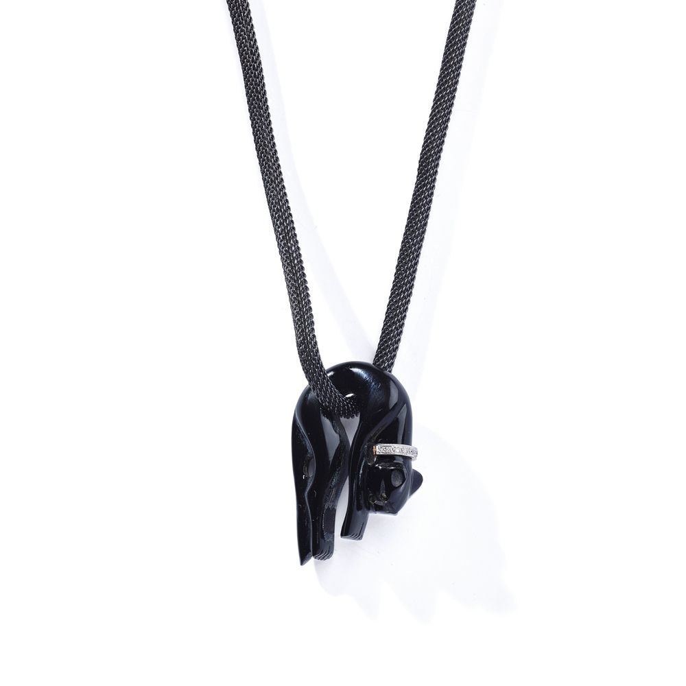A diamond-set pendant necklace 雕刻的黑豹带着应用的钻石项圈，悬挂在编织的钢制项链上，法国化验标记，制造商的标记

 （长度：吊坠&hellip;