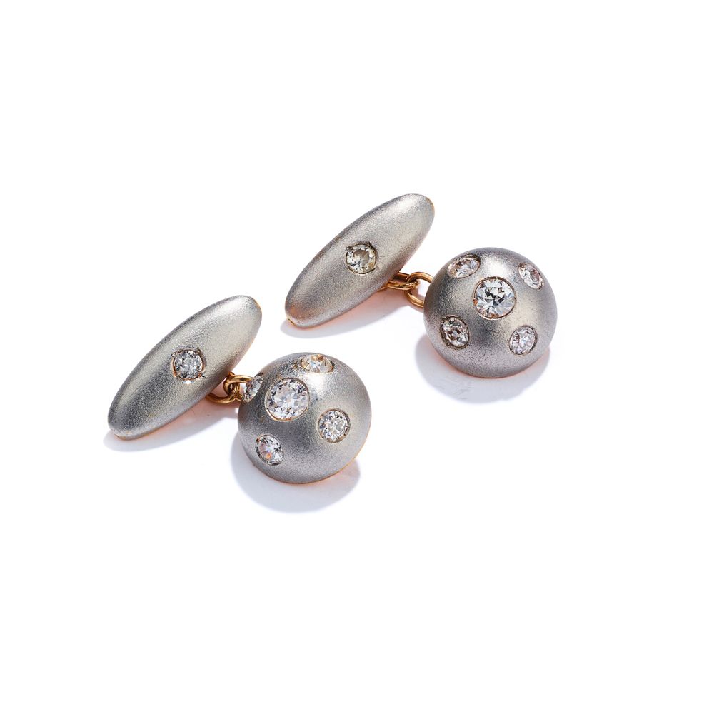 A pair of mid-20th century diamond-set cufflinks 每个双色拉丝bombé设计，嵌入五颗老式明亮型切割钻石，与一个&hellip;