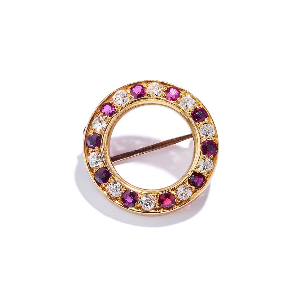 A ruby and diamond brooch Conçu comme un cercle, serti en alternance de rubis de&hellip;
