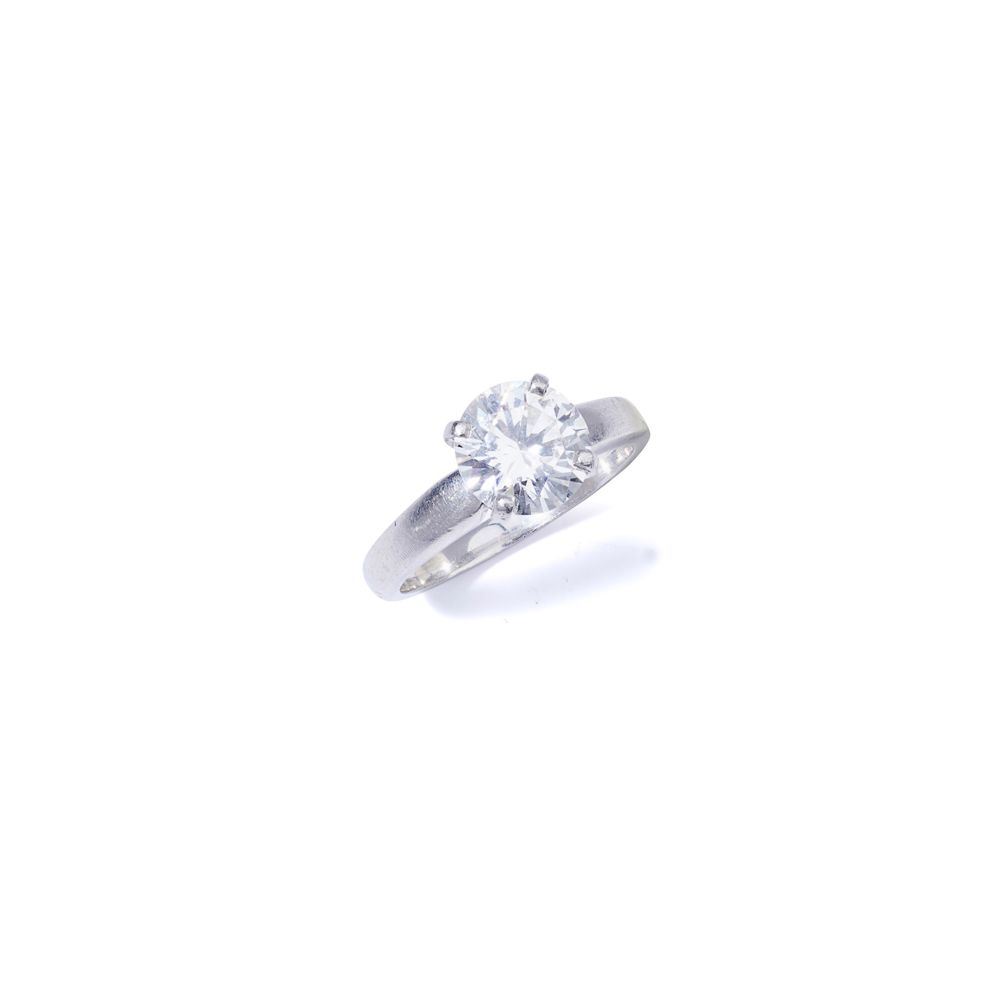 A diamond single-stone ring Le diamant taille brillant, pesant 1,61 carat, dans &hellip;