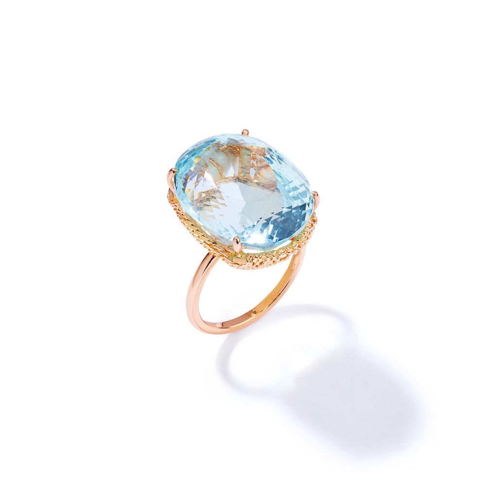 An aquamarine single-stone ring 椭圆形切割的海蓝宝石镶嵌在金属丝网中

 （戒指尺寸：K）