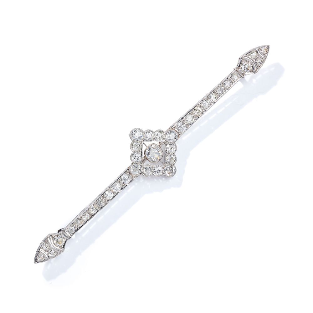 An early 20th century diamond bar brooch 设计为一个穿孔的菱形，中央有一个枕形钻石，到一个锥形的杆，有穿孔的终端，整个镶&hellip;