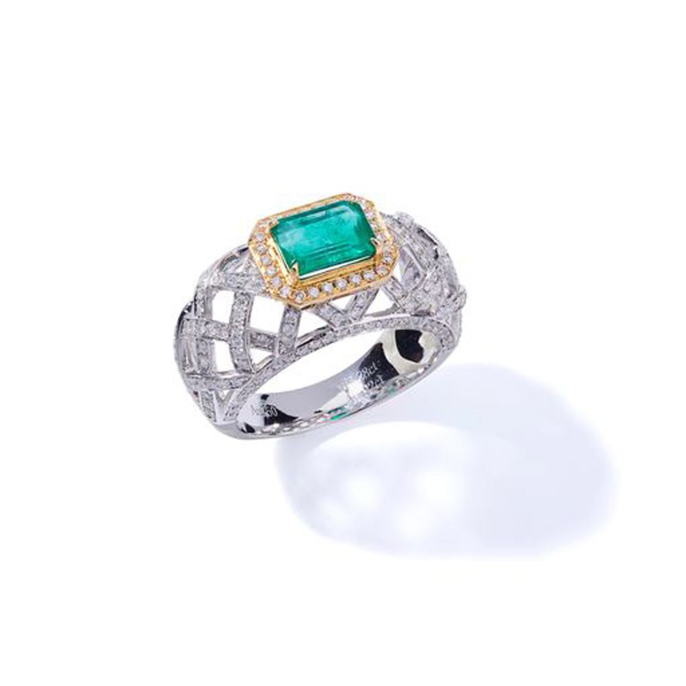 An emerald and diamond dress ring 矩形切割的祖母绿在明亮式切割的钻石包围中，安装在一个圆顶镂空的明亮式切割的钻石格子设计的带子&hellip;