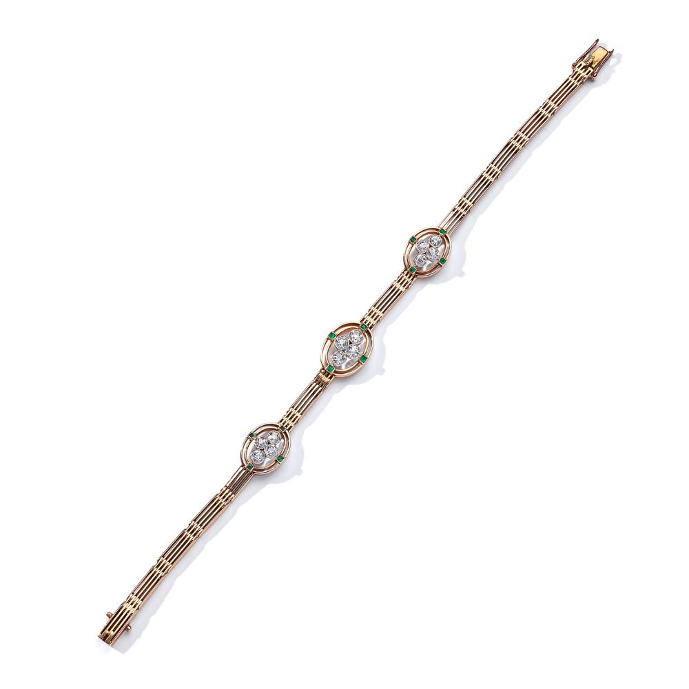 A diamond and emerald-set bracelet, circa 1900 闸门式设计，镶有三个渐变的椭圆形圆环，中心为老式明亮型切割钻石的四&hellip;