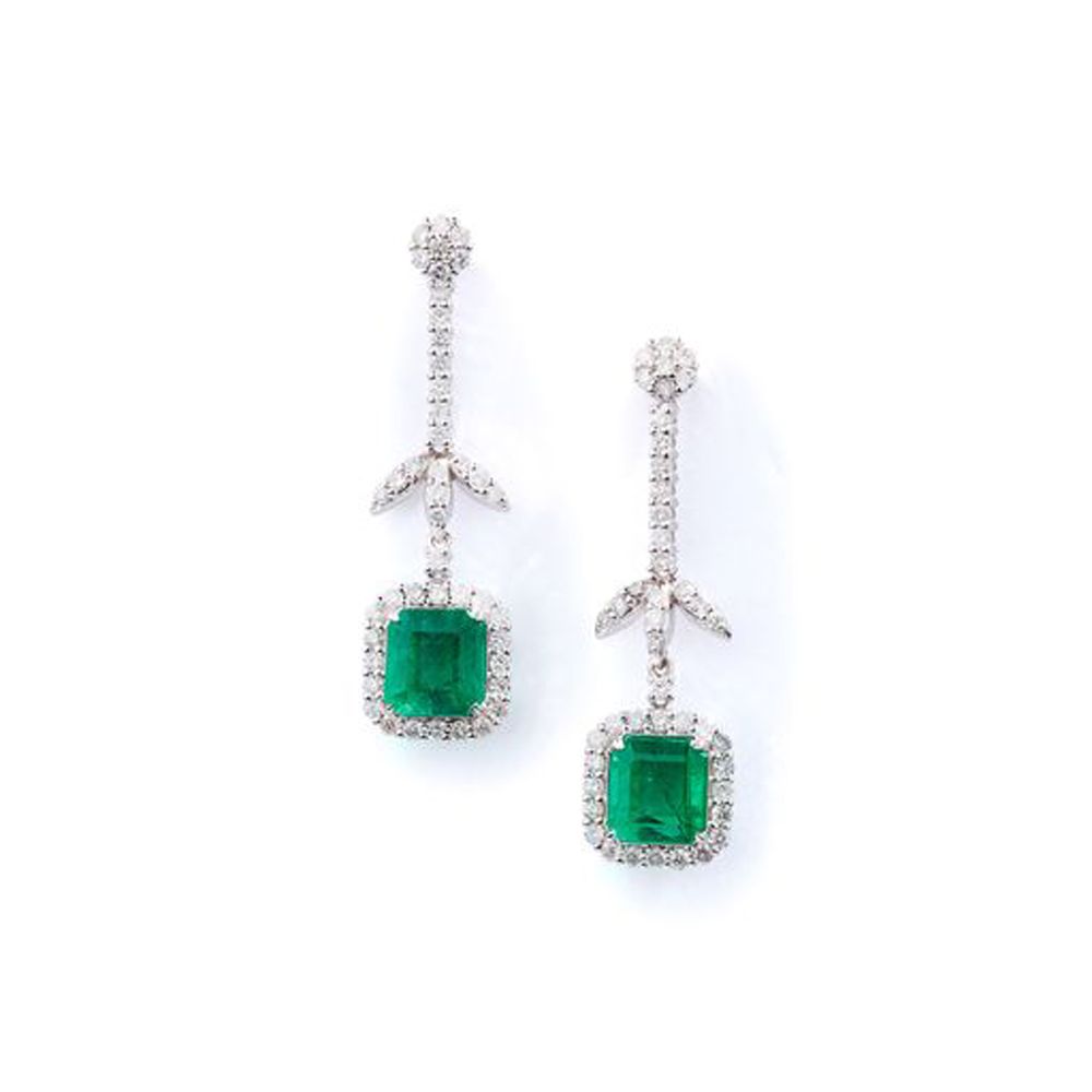 A pair of emerald and diamond pendent earrings Cada esmeralda tallada en ángulo,&hellip;
