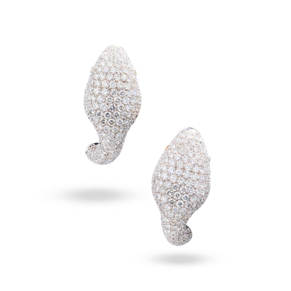 A pair of Diamond Earrings Cada uno modelado como una cabeza de serpiente, con p&hellip;