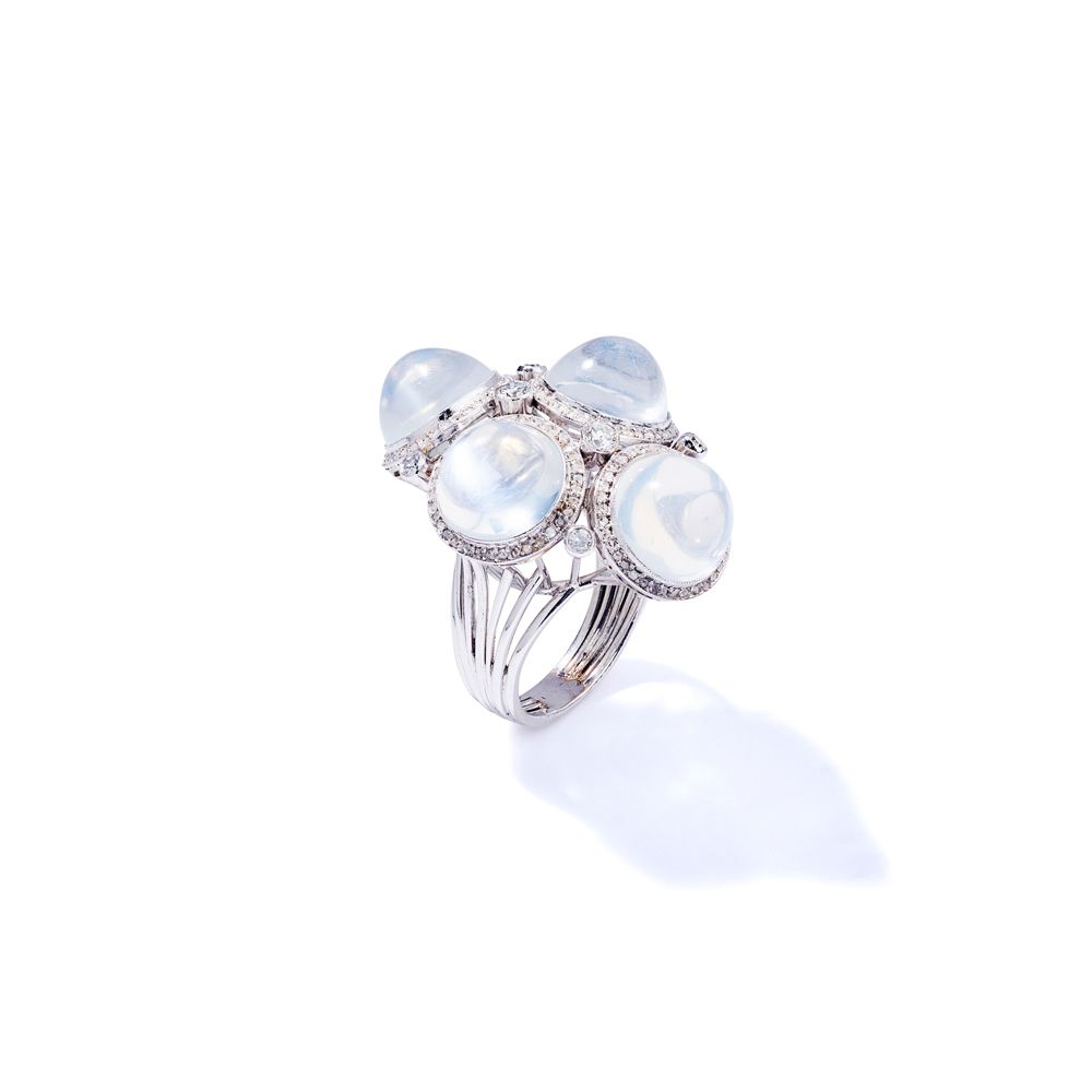 A moonstone and diamond dress ring Quatre pierres de lune cabochon circulaires e&hellip;