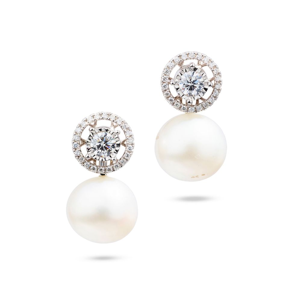 A pair of cultured pearl and diamond earrings 每颗明亮式切割的钻石都在一个四爪支架上，在一个可拆卸的类似切割的钻石&hellip;