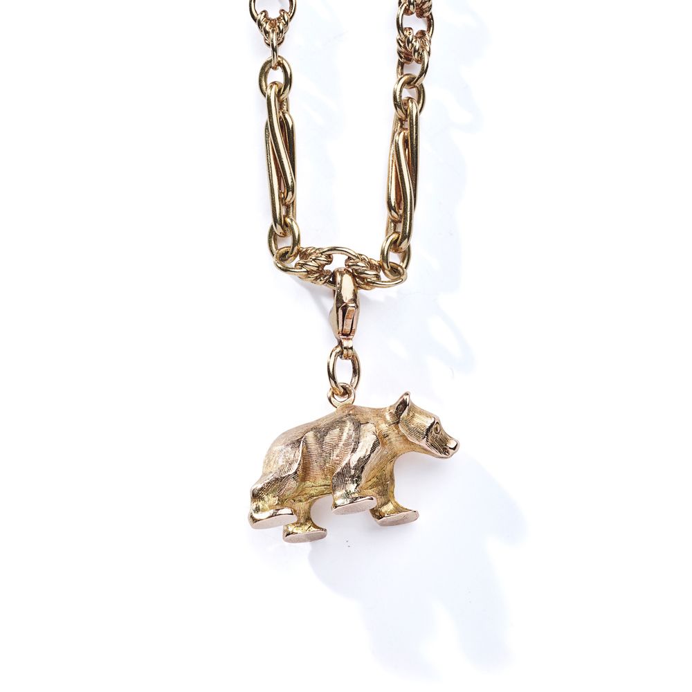 A fancy-link pendant necklace 由交替的9ct金链节组成，悬挂着一个9ct金的小熊造型的吊坠，每个吊坠都有英国印记

 （长度：49&hellip;
