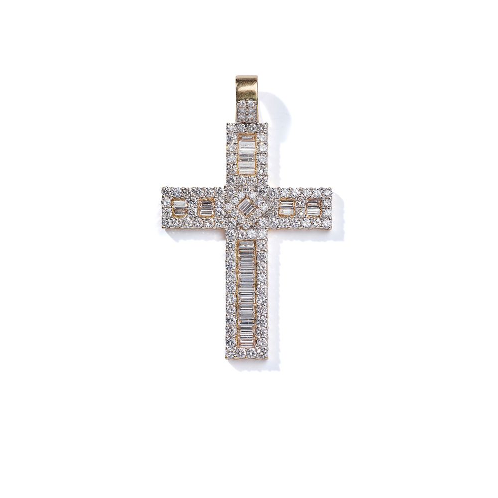 A diamond cross pendant 拉丁十字镶有长方形钻石部分的明亮式切割钻石框架

 （长度：4.9厘米）