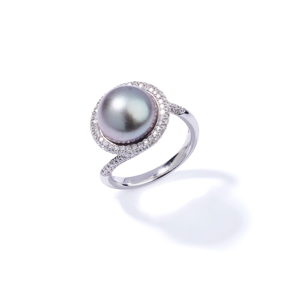 A cultured pearl and diamond ring 11.7毫米的灰色养殖珍珠，在密镶的明亮式切割钻石交叉安装

 （戒指尺寸：O）