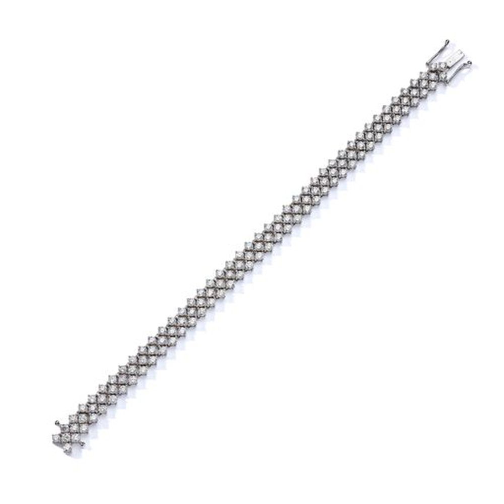 A diamond bracelet 由三行明亮式切割的钻石组成，到一个暗扣

 （长度：18.5厘米）
