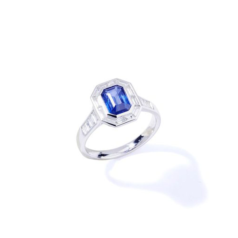 A sapphire and diamond cluster ring Saphir rectangulaire taillé en gradins, sert&hellip;