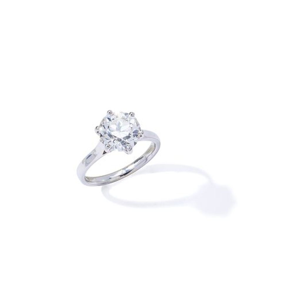A diamond single-stone ring 明亮式切割的钻石，重3.01克拉，装在一个六爪支架上 伴随着AGI的报告，指出该钻石为H色，VS2净度，&hellip;