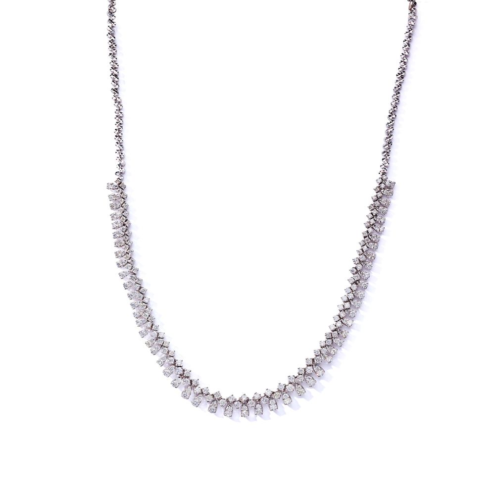 A diamond fringe necklace La parte delantera está engastada con una línea gradua&hellip;