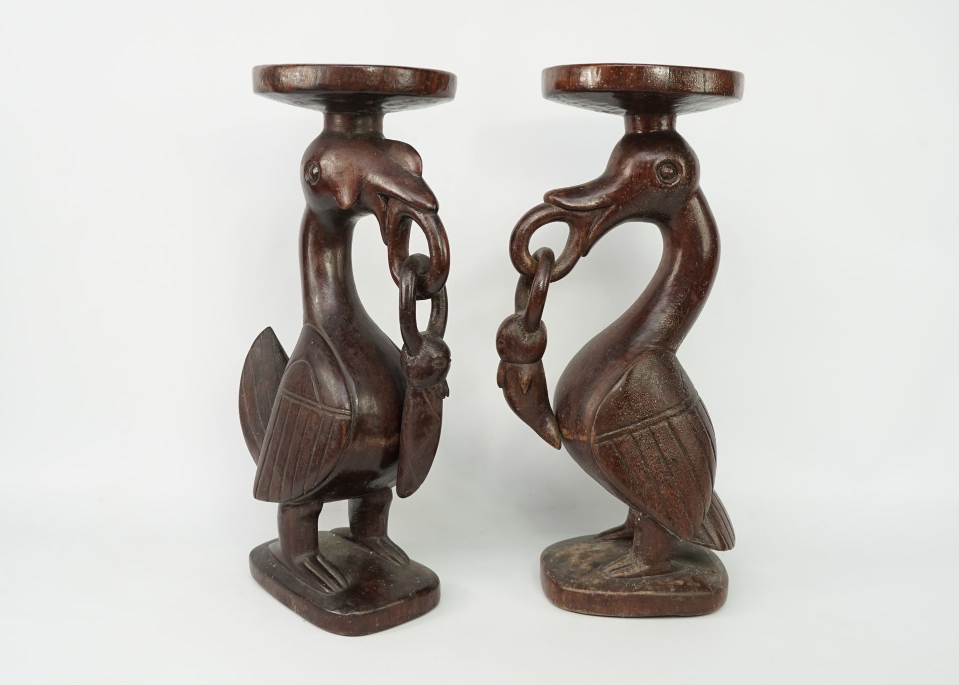 Null 表现鸟类的一对木雕座台（一整块）。

20世纪的非洲作品

高度：91厘米

盘子的直径：22厘米