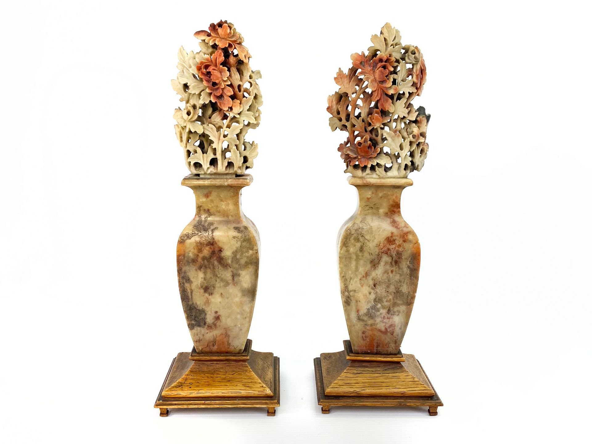Null 中国，20世纪

两个带花束装饰的硬石花瓶。

H.43.5厘米

在一个雕刻的木质底座上。