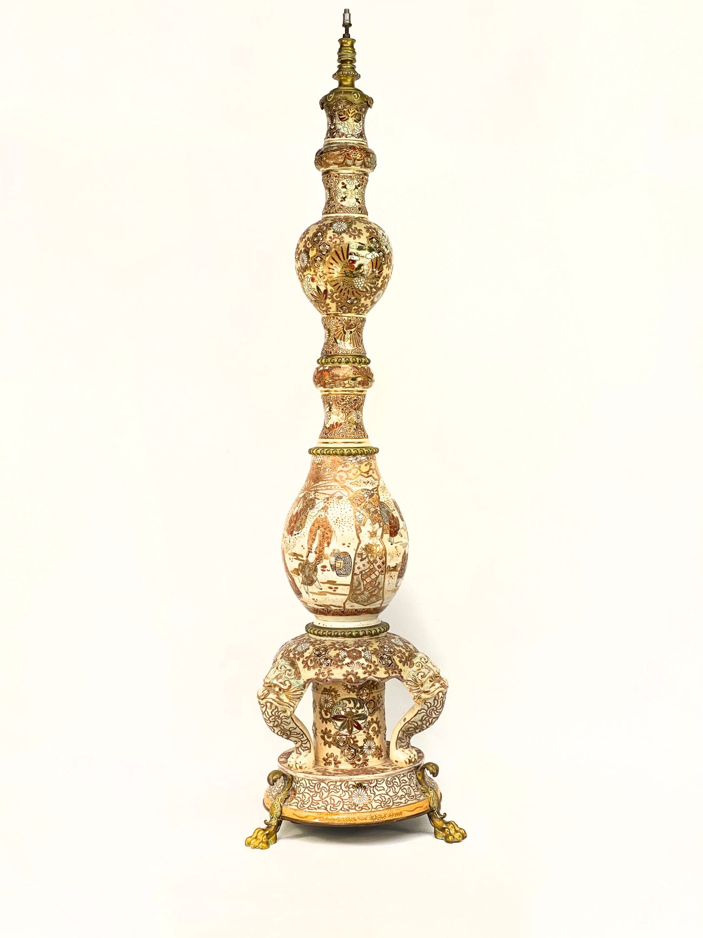 Null 日本，20世纪

萨摩 "陶器中的一个大的柱状灯架，放在一个双三脚架的底座上，上面有狮子头的图案。

镀金的黄铜装饰。

电动安装。

H.157厘米&hellip;
