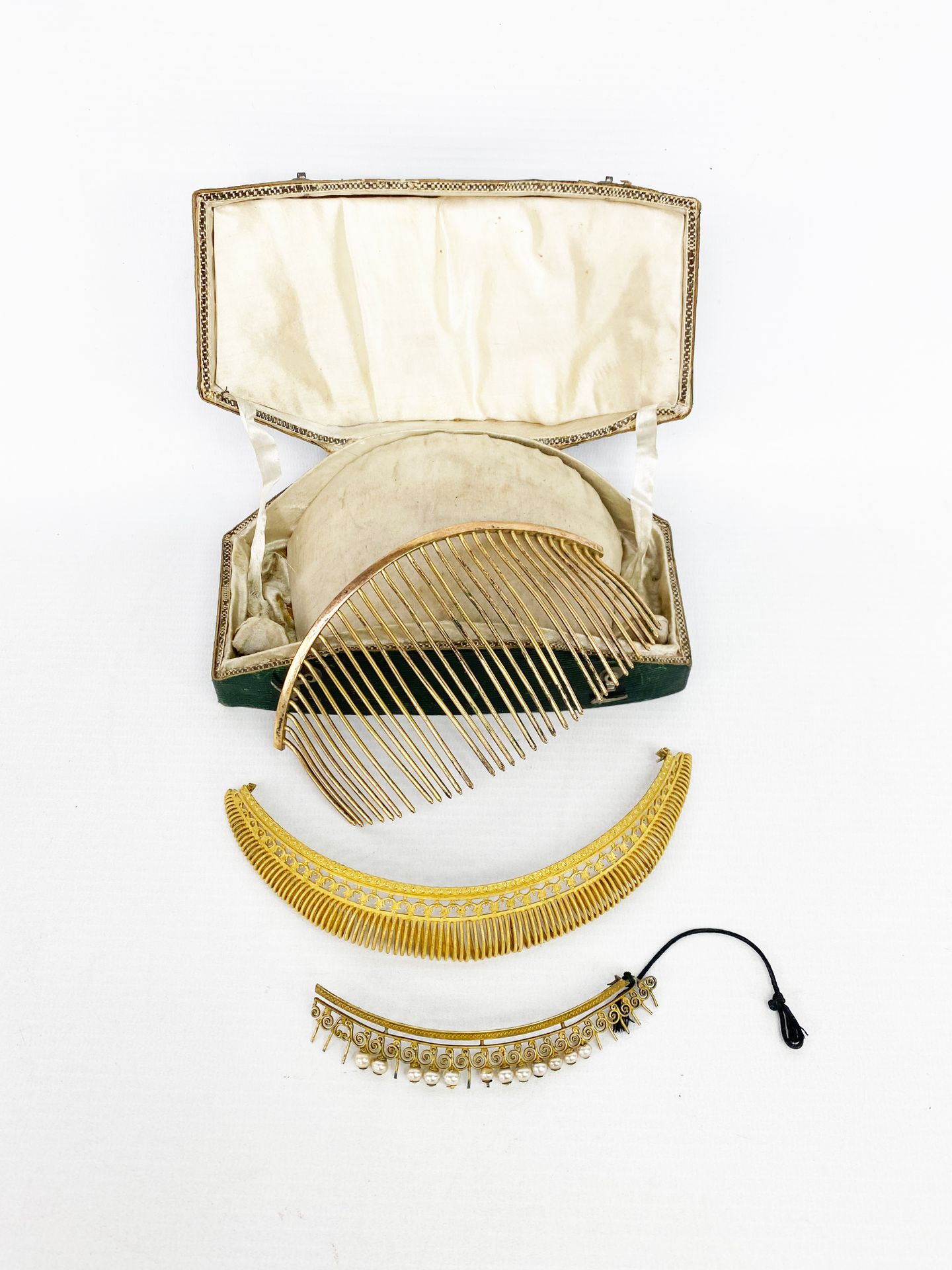 Null Gilded metal tiara with transformations. 

In its leather case.

Accidents.