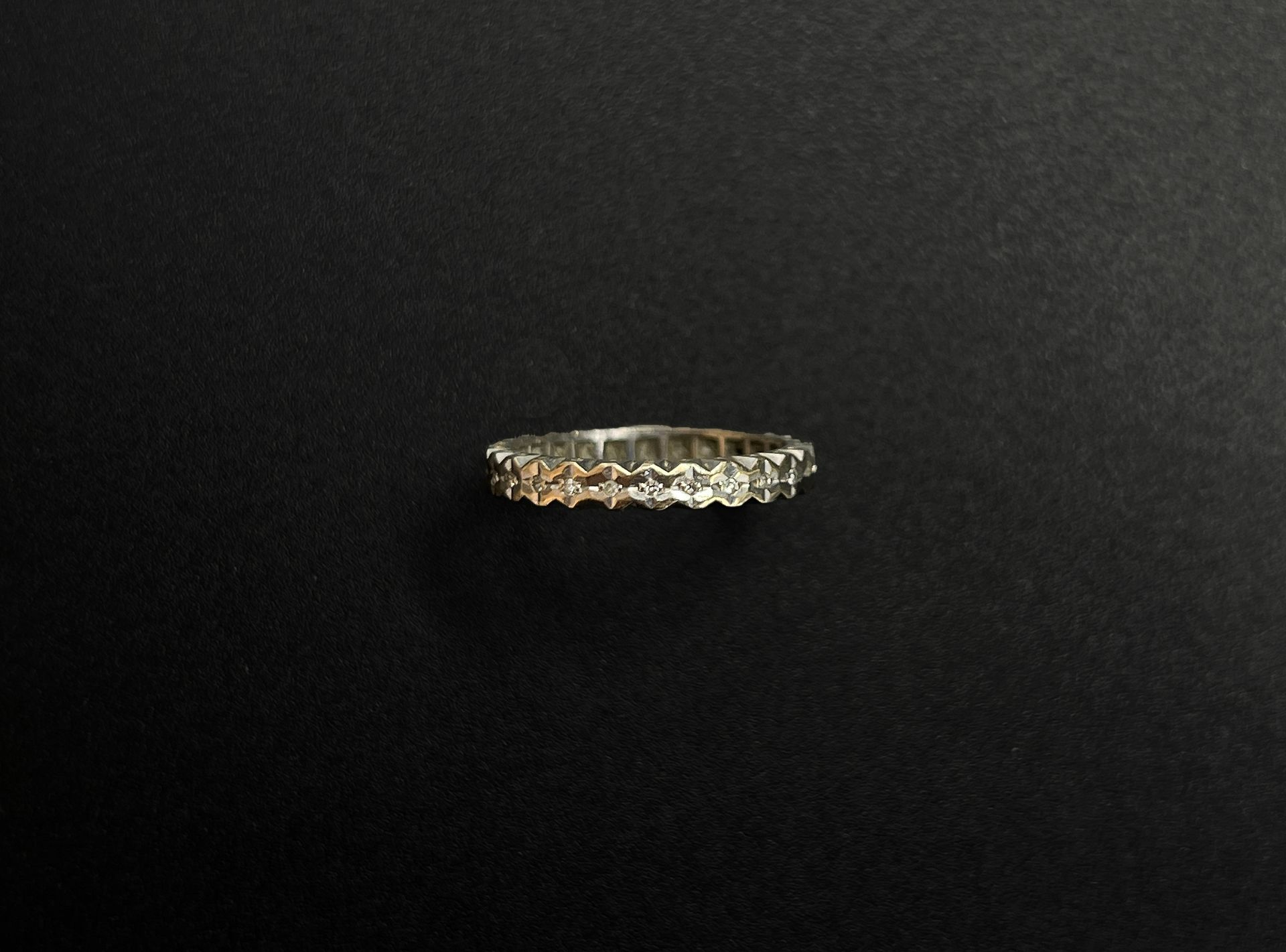 Null 18K（750千分之一）白金结婚戒指，饰以小型明亮式切割钻石。

转指：53。

P.: 2,9 g.