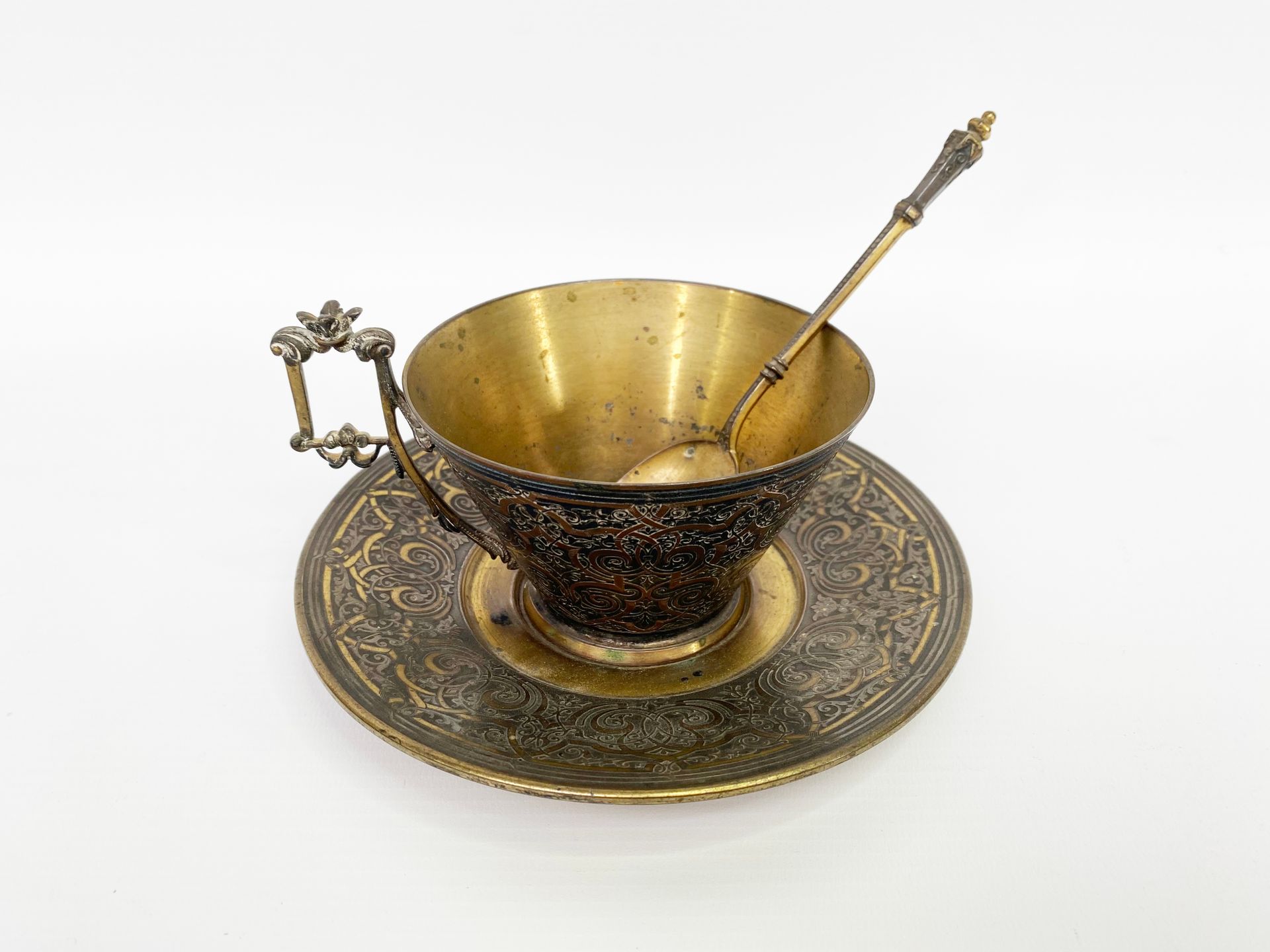 Null 银杯、圆碟和勺子（950），部分镀金和镀镍，具有东方主义精神的阿拉伯式装饰。

鎏金金属的杯柄。

19世纪的作品。

金匠标记：Jules LADO&hellip;