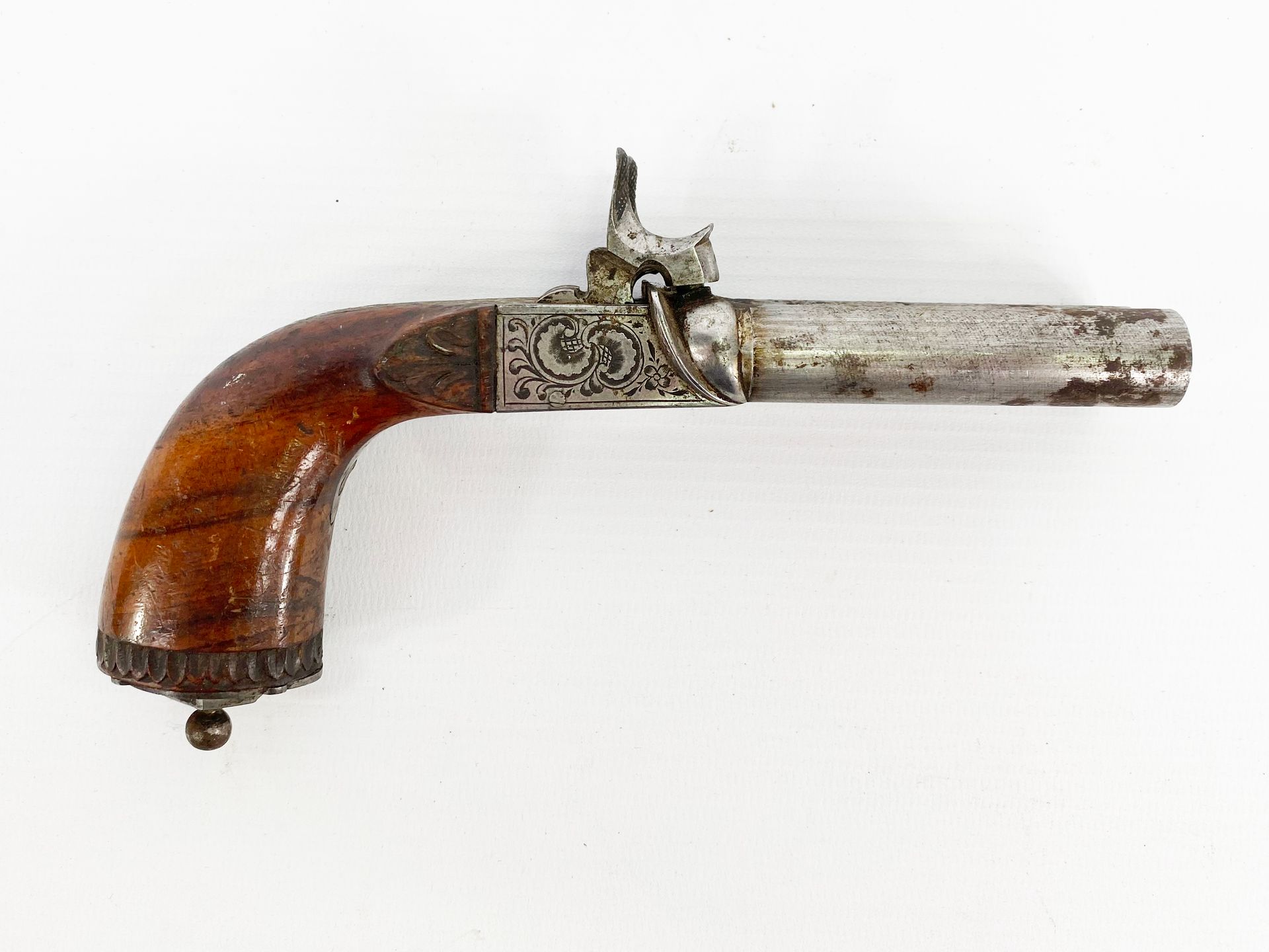 Null Pistol with trunk with percussion.



Chased case with decoration of rocail&hellip;