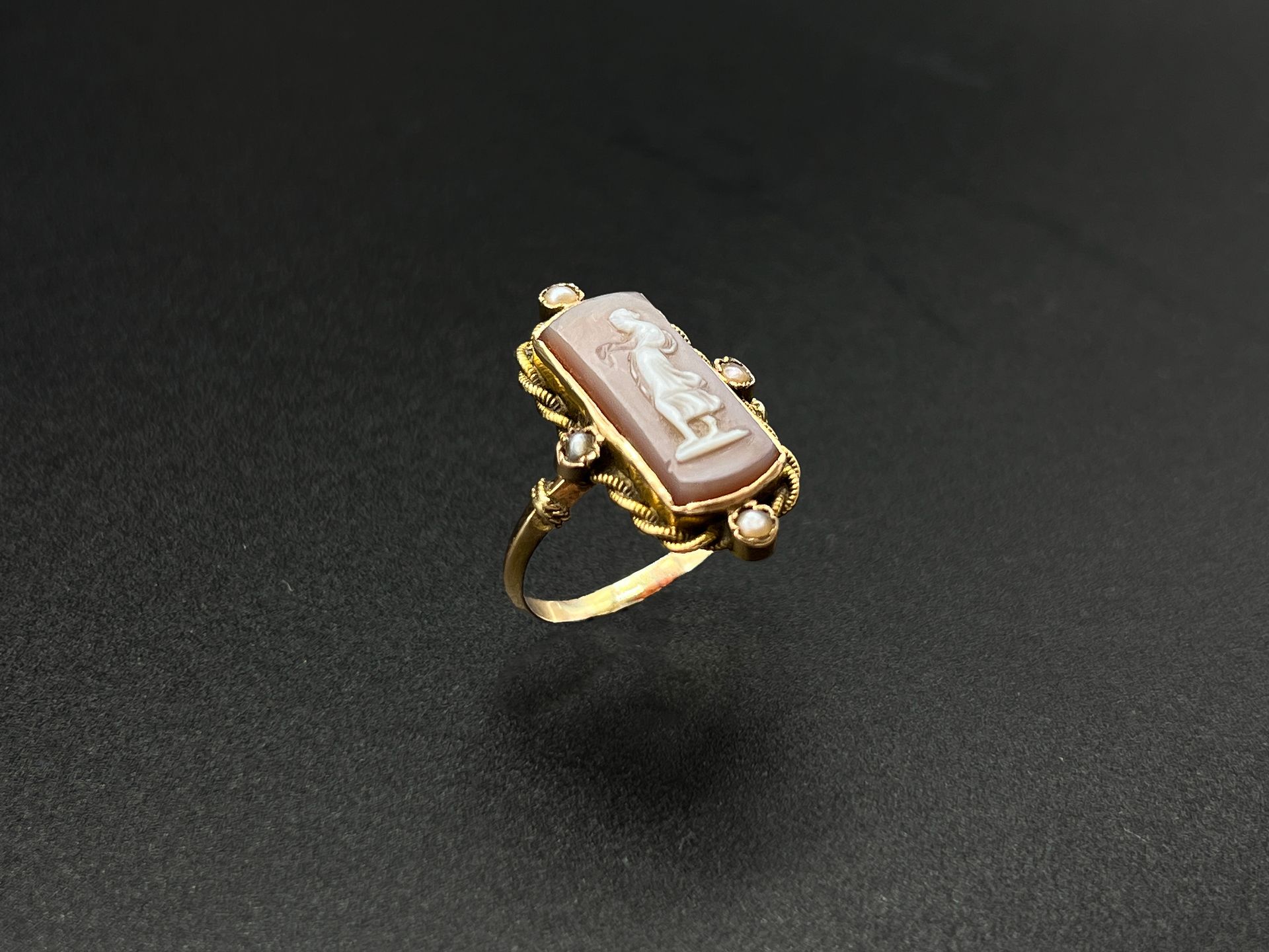 Null Ring aus Gelbgold (750), zentriert mit einer Kamee, die eine Frau mit antik&hellip;