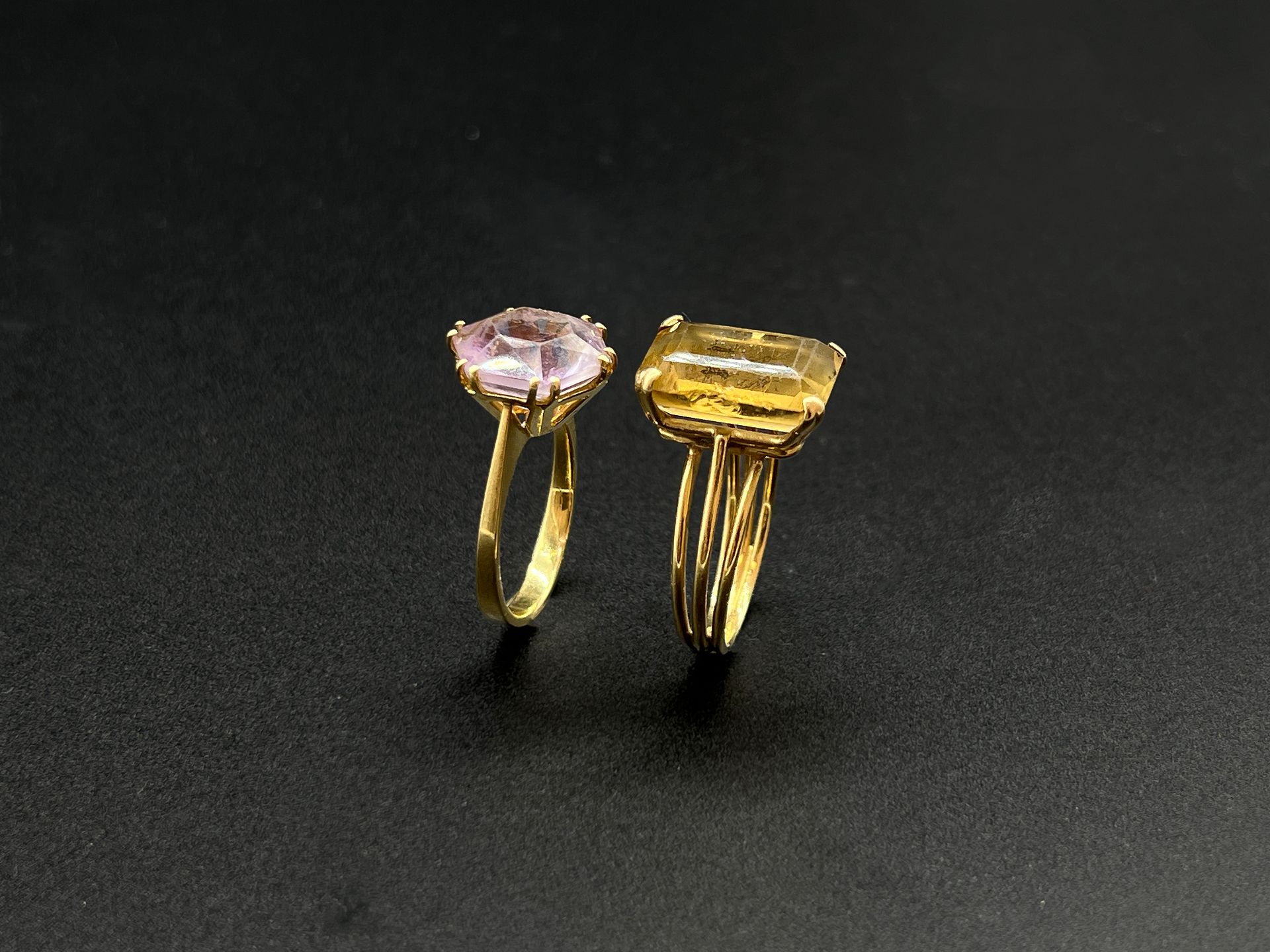 Null 一组18K(750千分之一)黄金戒指，分别镶嵌了一个圆形刻面的紫水晶，爪镶，和一个长方形的黄水晶，切边，爪镶。

手指大小：57和60。

P.毛重：&hellip;