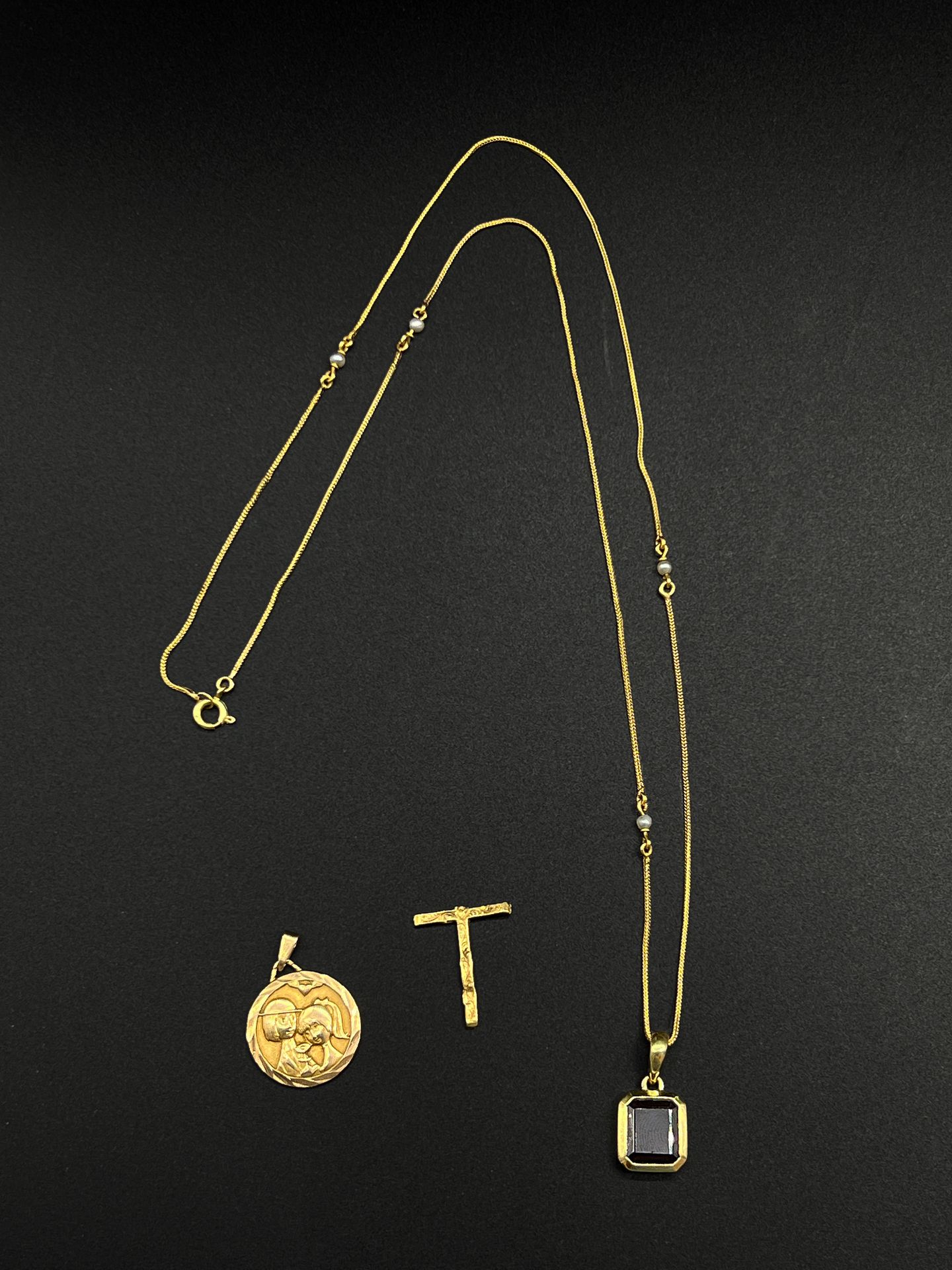 Null 大量的黄金（750）珠宝，包括:

- 一条项链和一个带红色石头的吊坠。

- 十字吊坠损坏。

- 一个有两个孩子的奖章。



P.毛重：11.5&hellip;