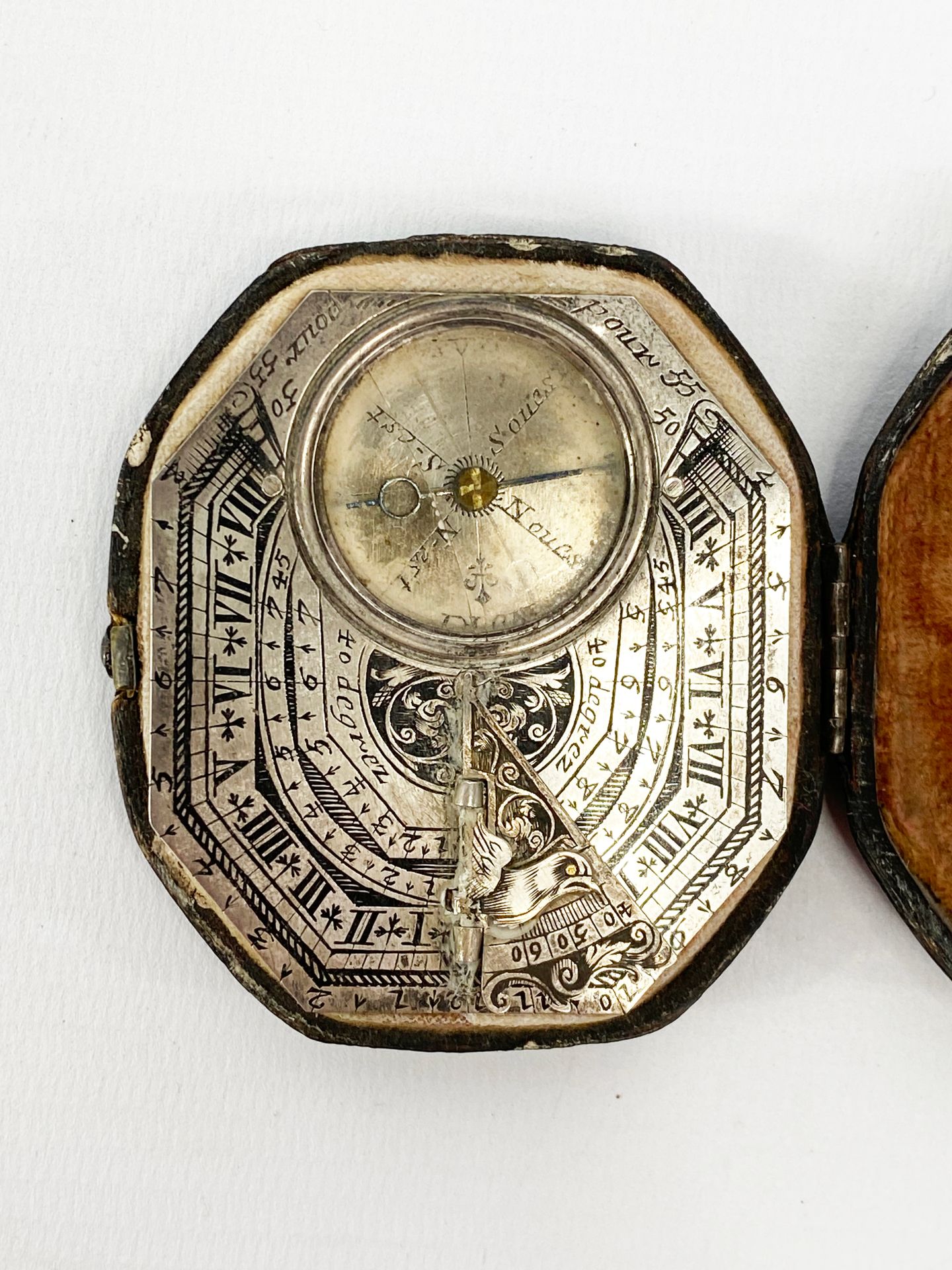 Null Silberne Sonnenuhr (min. 800) mit Kompass vom Typ Butterfield. 

Die achtec&hellip;