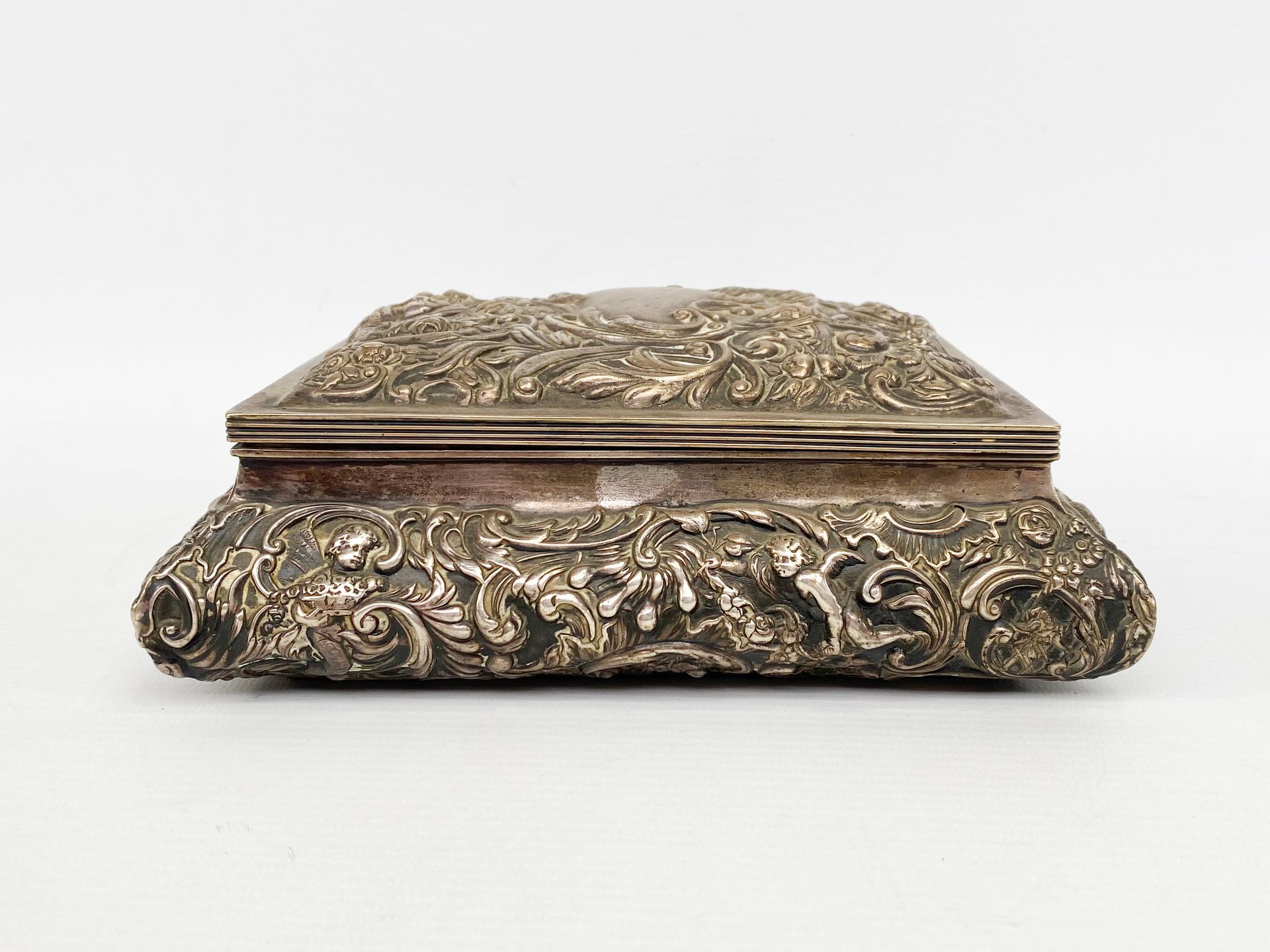 Null Scatola d'argento coperta (min. 800), decorata con fogliame e volute. 

Ope&hellip;