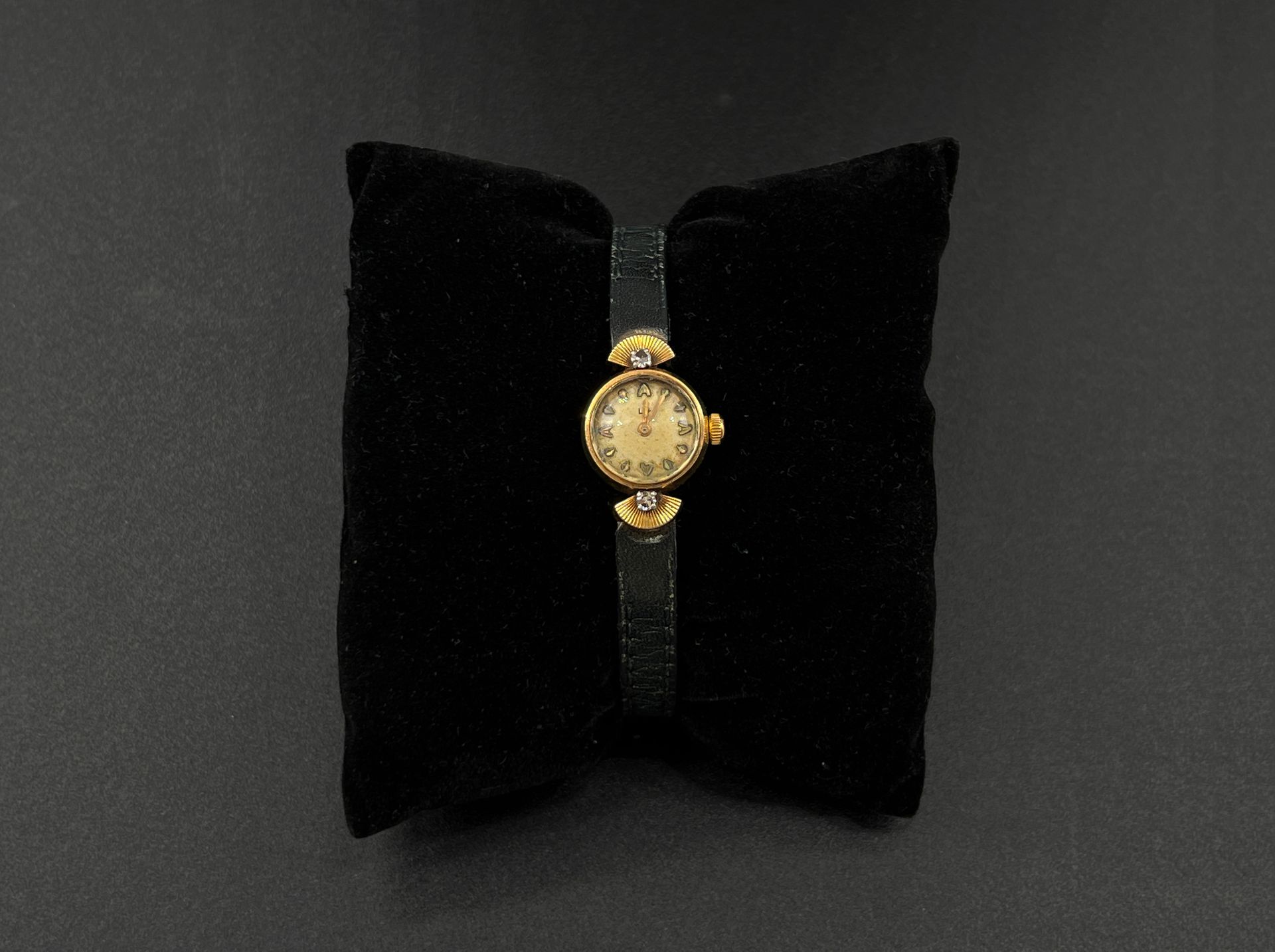 Null LIP

Reloj de señora de oro amarillo (750) con esfera de oro con dos medias&hellip;