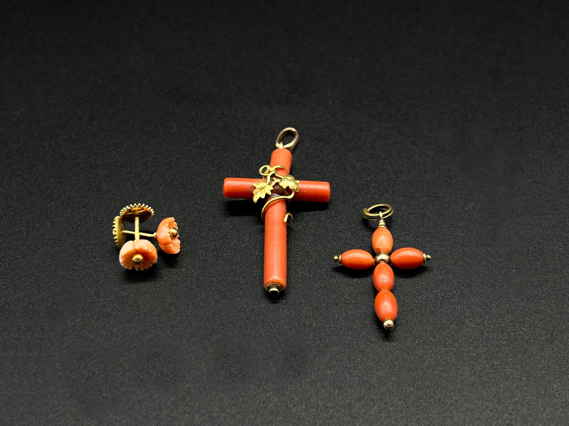 Null 一批黄金和珊瑚首饰，包括两个珊瑚十字架和一对珊瑚花耳环。
