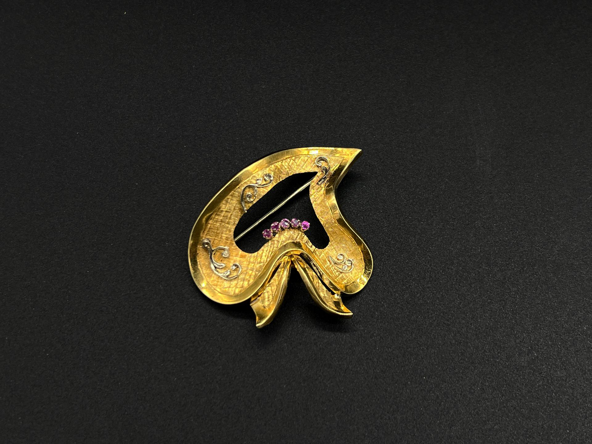 Null Broche de oro bicolor (750) con un motivo de corazón en forma de cinta.

Vo&hellip;